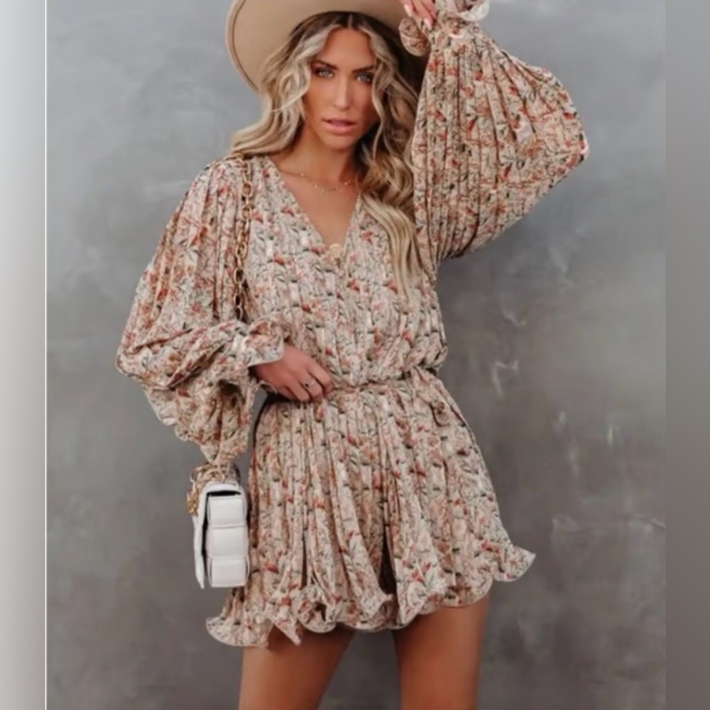 Endless Rose Grow Closer Floral Pleated Buttoned Romper Ruse Size Medium Flowy